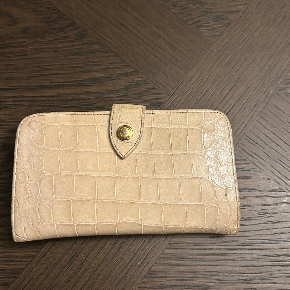 Miu Miu Beige Crocodile-Embossed Wallet - Picture 2 of 13